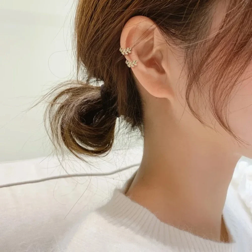 “Nature Dweller” Leaf Diamond No Pierce Ear Cuff